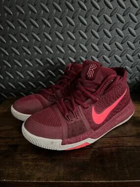 Nike Kyrie 3 Red Hot Punch 2016 Basketball Sneakers Shoes Boys Sz 4Y 859466-681